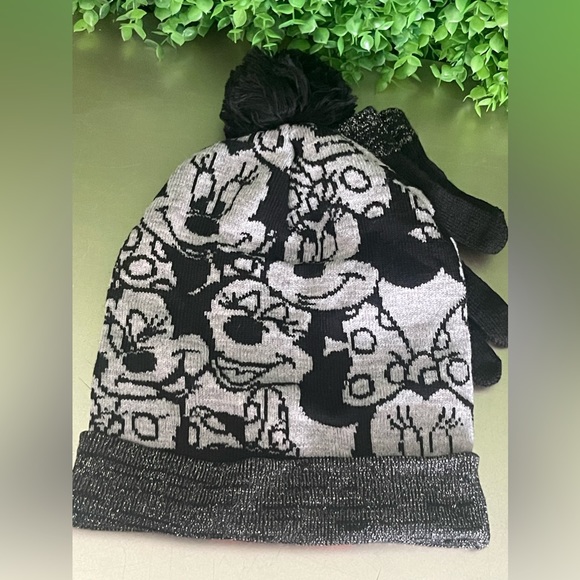 NWT Minnie Mouse Beanie & Glove Set - Picture 8 of 9